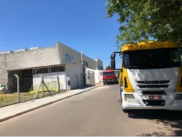 Área externa da sede FLM e veículos de transporte