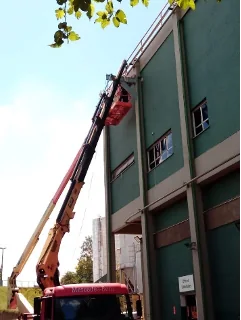 Içamento de componente junto à fachada industrial