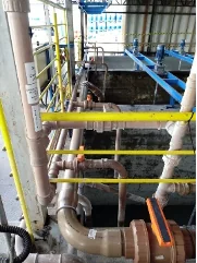 Plataforma de acesso junto a tubulações industriais