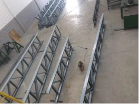 Conjunto de treliças metálicas na oficina