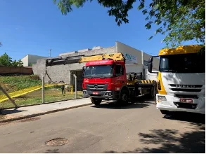 Veículos na área externa da FLM
