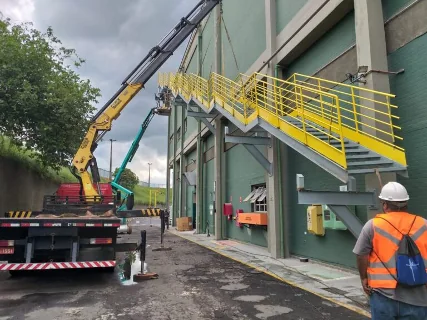 Instalação de escada metálica externa com guindaste