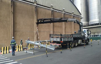 Caminhão e operação de movimentação em instalação industrial