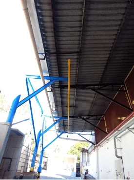 Instalação de tubulações junto à estrutura da cobertura
