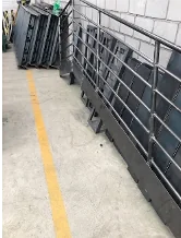 Estruturas metálicas organizadas na área de produção