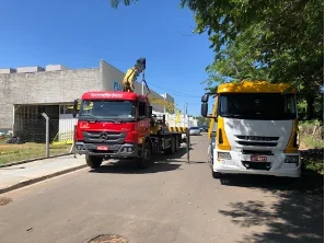 Transporte de estruturas na área externa da FLM