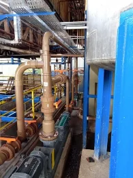 Válvulas e tubulações em área industrial