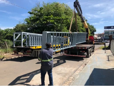 Carregamento de estruturas metálicas em caminhão