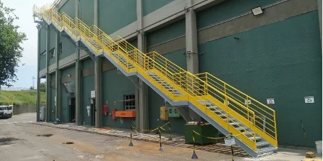 Escada metálica amarela e passarela industrial