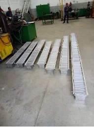 Perfis e componentes metálicos na área de fabricação