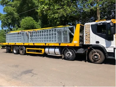 Estruturas metálicas transportadas sobre carreta