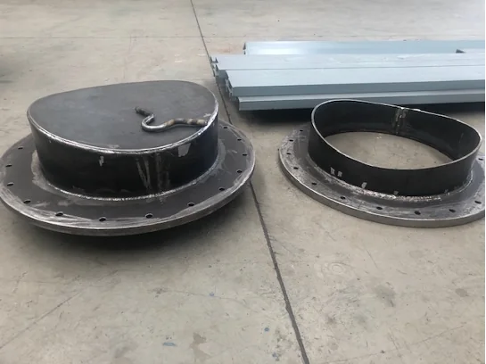Peças metálicas circulares na área de fabricação