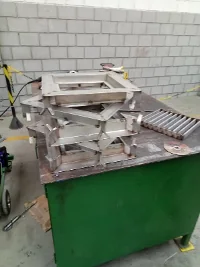 Componentes metálicos na área de produção