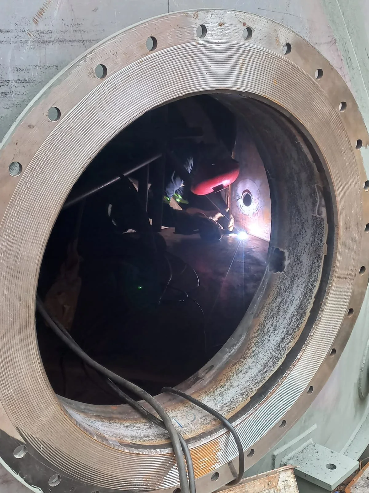 Detalhe de trabalho interno em reservatório metálico