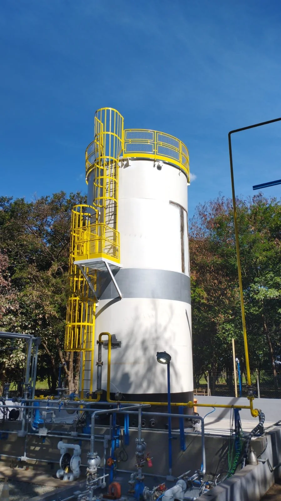 Reservatório vertical com acesso e guarda-corpo — acervo FLM